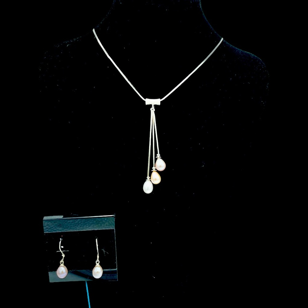 Tricolor pearl teardrop necklace.